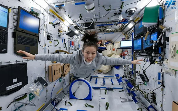 神舟十三號航天員王亞平太空授課觀后感作文,2021天宮課堂第一課觀后感