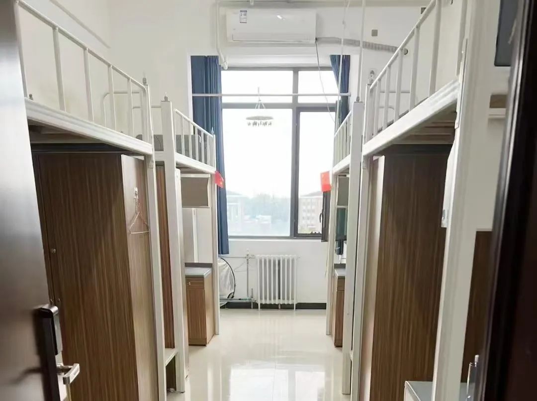 北京中醫(yī)藥大學(xué)宿舍條件怎么樣,幾個(gè)人住,有空調(diào)嗎?